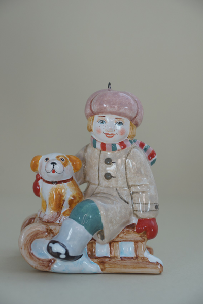 Мальчик на санях с собачкой