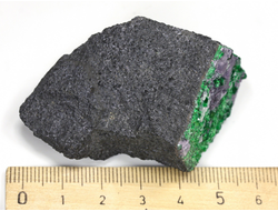 Уваровит кристаллы на породе, Урал (30*35*45 мм, 101 г) №25866