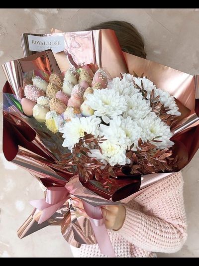 букет из клубники и хризантем COPPER