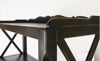 Этажерка широкая с нижней тумбой на резных ножках.