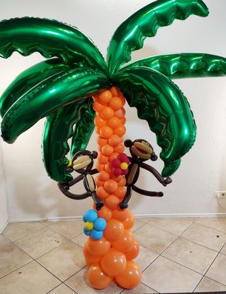 Фигура из шаров "Пальма с обезьянами"