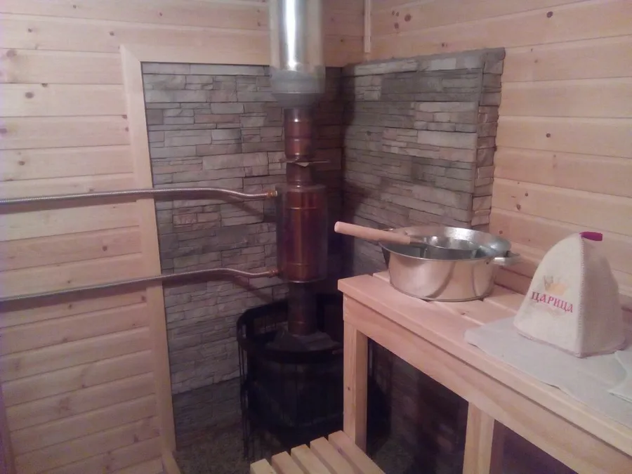 С  парилки в мойку проведены гофрированные трубы, для подачи горячей воды.