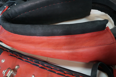 Выездная упряжь(красно-черный комплект)