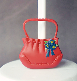 Красная сумочка с букетиком цветов. (760)