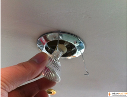 Замена потолочных светильников на потолке квартиры ИВАНМАСТЕР