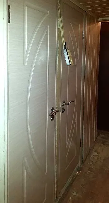 Сантехнический дверной блок, финишная отделка двери Юкка в Кожухово, Святоозерская улица.