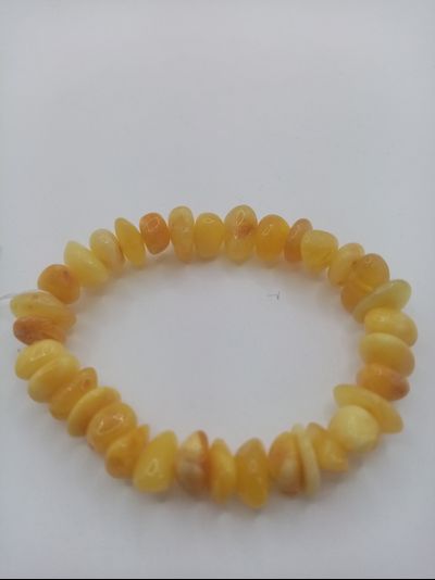Браслет на резинке с янтарём.