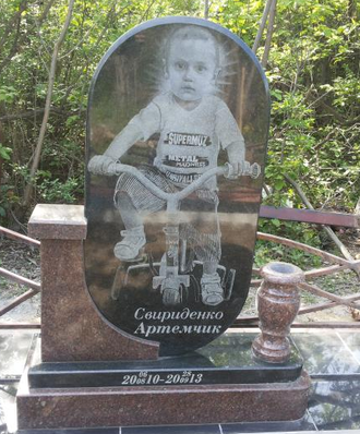 На фото круглый памятник на могилу детский в СПб