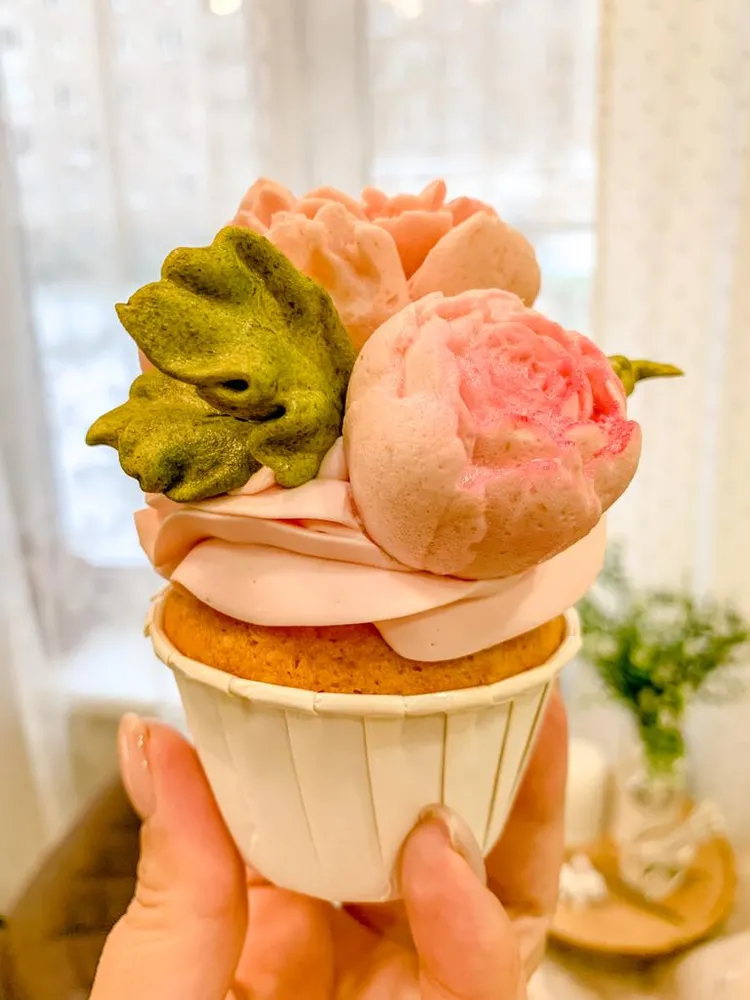 Капкейки ванильные с кремом и зефирными цветами, 300 руб /1 шт, минимальный заказ 12 шт
