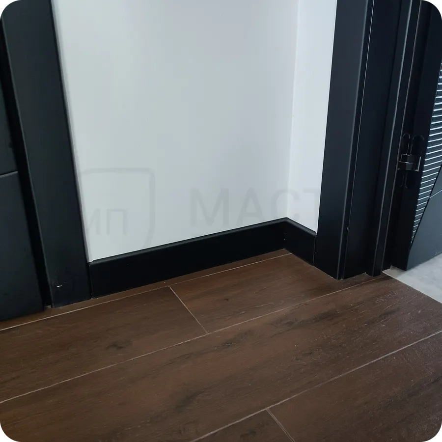 Изысканный минимализм: монтаж элегантного черного плинтуса Dollken Cubu Flex Life 80 для создания современного интерьера.