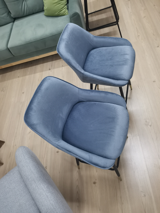 Полубарный стул цвет серо-синий на металле с золотыми наконечниками