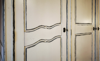 Шкаф для одежды четырехдверный с нижними ящиками в два ряда.