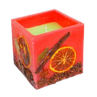 Декоративная ароматическая свеча с фруктами красного цвета