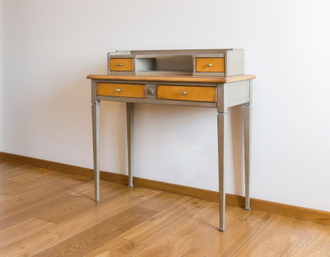 Туалетный столик с верхней надстройкой, с боковыми ящиками.