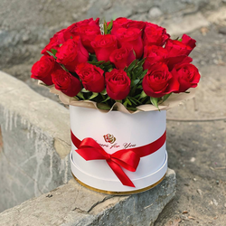 Шляпная коробка из 21 красной розы