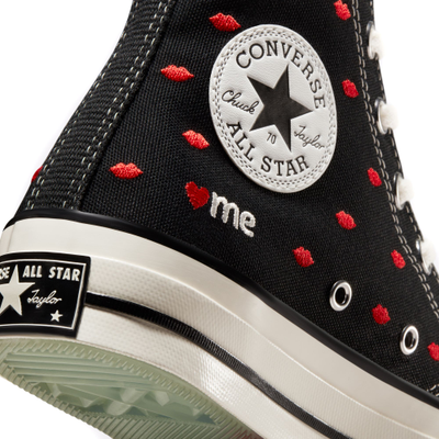 Конверсы Chuck Taylor 70 Embroidered Lips высокие черные с губками A01600C купить в Москве
