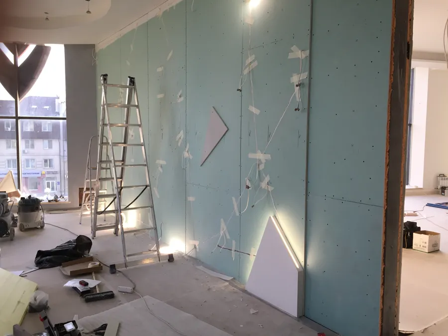 Развели провода и зачистили их, "накинули" клеммники, смонтировали первую световую панель. Работа идет полным ходом))