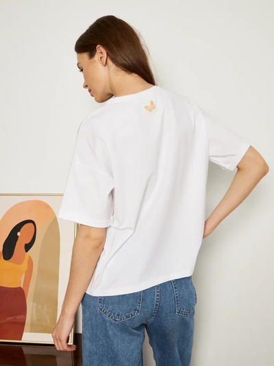 ЖЕНСКАЯ ФУТБОЛКА БЕЛАЯ "ЦВЕТОЧНЫЕ КЕДЫ"