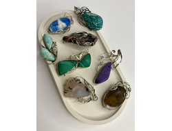 Броши с натуральными камнями в ассортименте