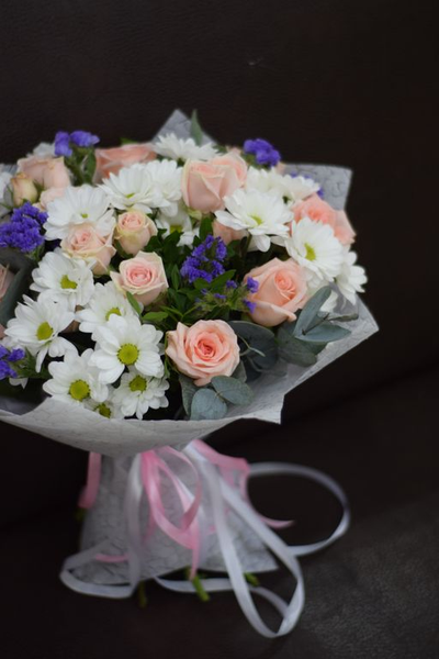 Букет из кустовых роз и хризантемы