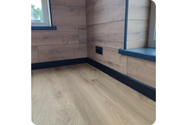 Инновационный дизайн: монтаж гибкого черного плинтуса Dollken Cubu Flex Life 80 с возможностью оформления радиусных стен.