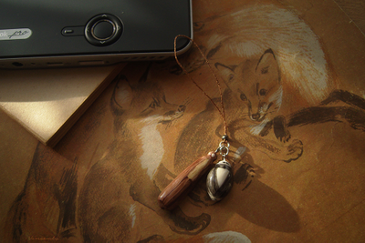 Необычный брелок-подвеска для мобильного "Пуаро и Гастингс"