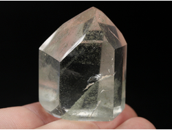 Кварц горный хрусталь с фантомами и хлоритом, кристалл полированный, Бразилия (40*32*24 мм, 44 г) №36853