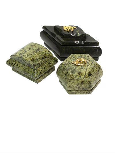 Шкатулки разных форм из змеевика