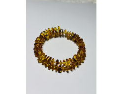 Браслет на пружине тройной из обработанного янтаря