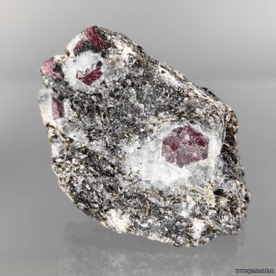 Корунд, фрагмент кристалла в слюдите. Рай-Из массив. ЯНАО. Россия.  53*45*30мм