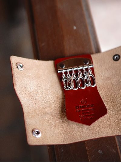 Ключница красного цвета KL-003