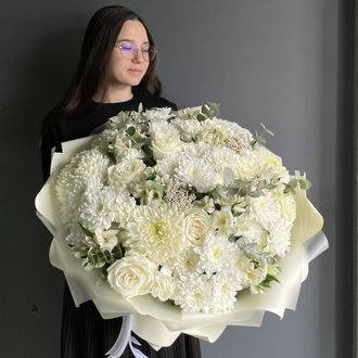 БУКЕТ ИЗ БЕЛЫХ РОЗ, ОДНОГОЛОВЫХ И КУСТОВЫХ ХРИЗАНТЕМ, АЛЬСТРОМЕРИЙ С ДОБАВЛЕНИЕМ ЗЕЛЕНИ - (АРТ. C28)