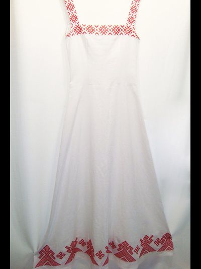 Льняной сарафан с традиционной русской вышивкой.