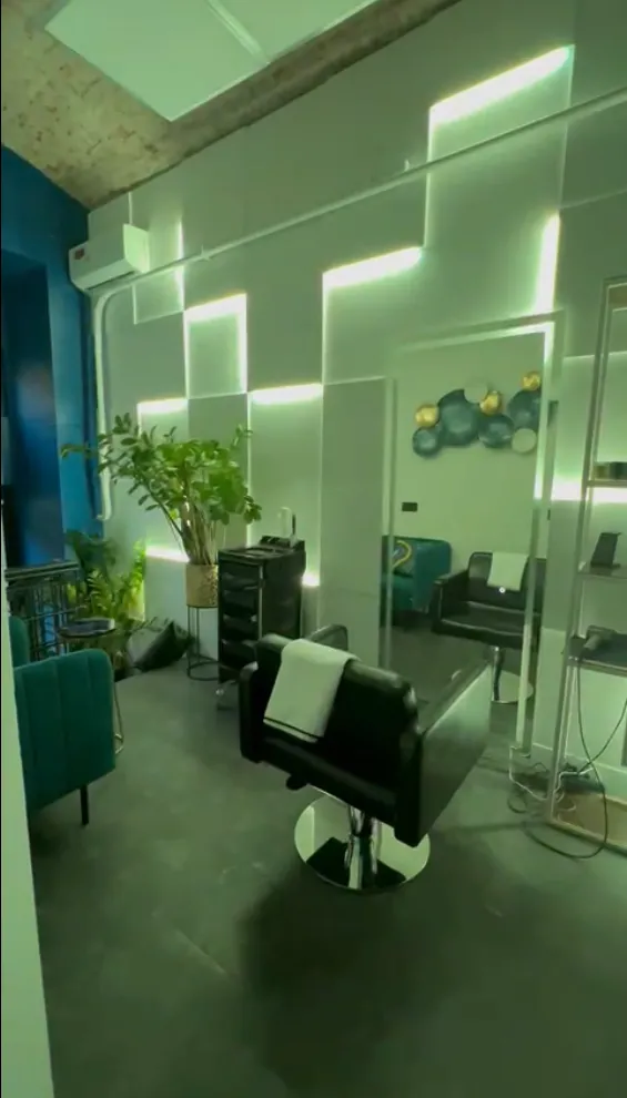 Модный парикмахерский салон в г.Москве. Использованы панели "LightUnit (MAX)" с RGBW подсветкой. Использован довольно крупный размер панелей 570*570мм (толщины - 12, 24 и 36мм).