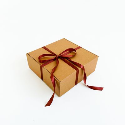 Подарочная коробка GILEV 32x32x12см с наполнителем и коричневой лентой