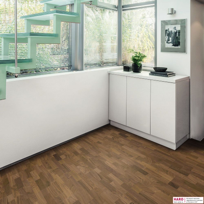 Декор паркетной доски Haro Орех Американский 523812 в интерьере кухни