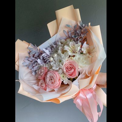 Очаровательный букет с пионовидной розой