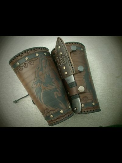 Наручи с ножом "Черный волк".