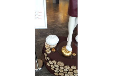 Декор рекламной тумбы в "Аутлет Черная Грязь", Москва.