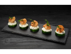 Канапе с креветкой, сливочным сыром и огурцом 10 шт 300гр 1650₽