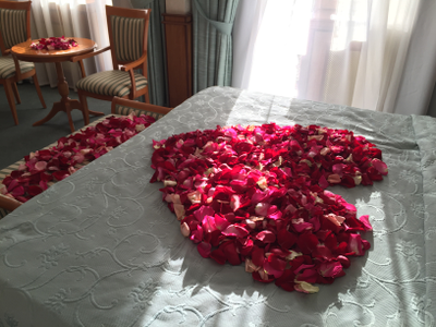 Оформление номера | ванной лепестками роз и цветами № 1494