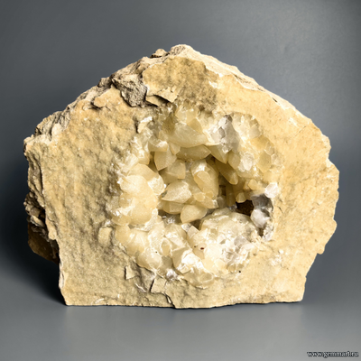 Кальцит, жеода в породе. Россия. 270*210*130мм