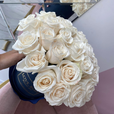 Букет в шляпной коробке с розами S