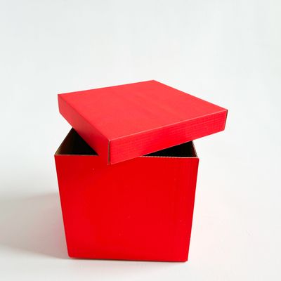 Красная подарочная коробка GILEV 30х30х30см с крышкой и наполнителем