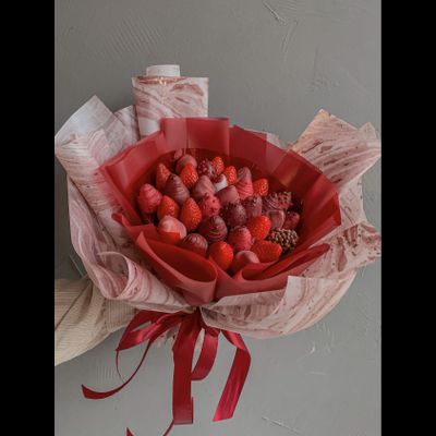 Букет с клубникой «RED MARBLE»