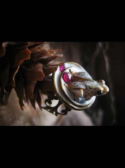 "Дневной светлячок Квакази", волшебное кольцо с лягушкой и натуральными родолитами