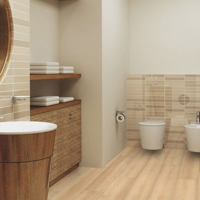 Биополы PURLINE Wineo 1500 wood XL Queen's Oak Amber PL096C в интерьере ванной