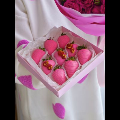 Розовые хризантемы с клубникой в шоколаде