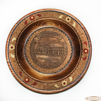 Деревянная тарелка с декором из бересты «ЖД вокзал Новосибирск» сувенир