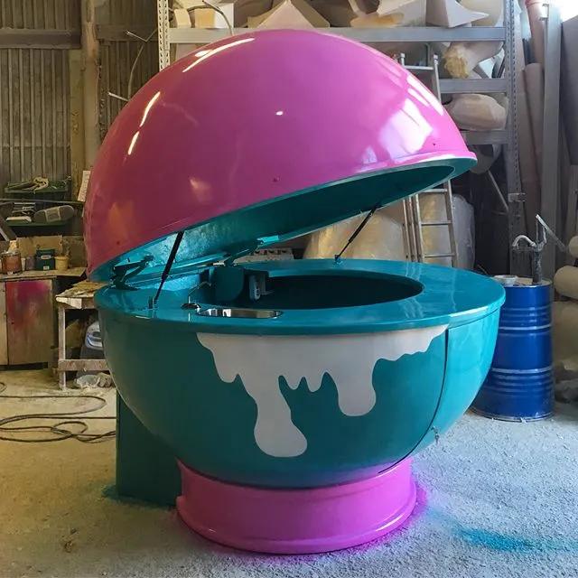 Оригинальный киоск мороженое в виде шара